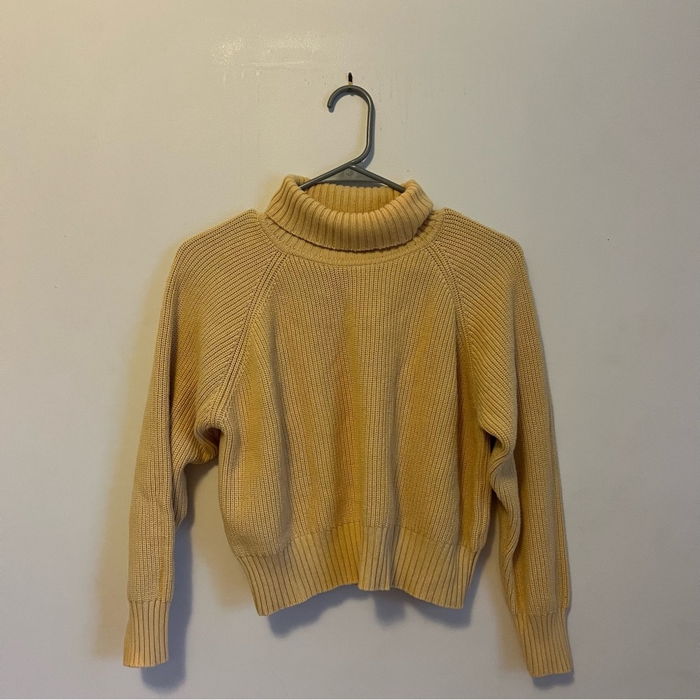 Liz Claiborne petite small womens yellow turtleneck!! Knit material